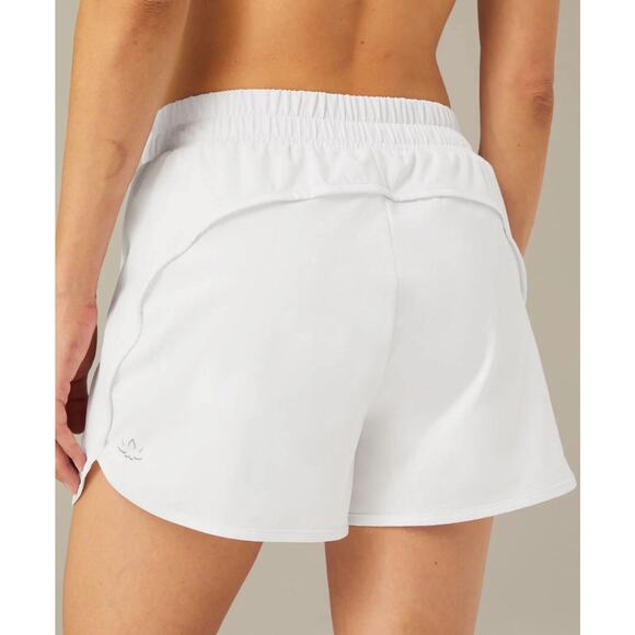 beyond Yoga Womens stretch woven in stride lined shorts True White Medium - Picture 3 of 16